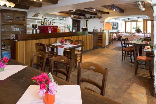 un comedor con mesas y sillas en un restaurante en Ristorante della Stazione, en Tegna