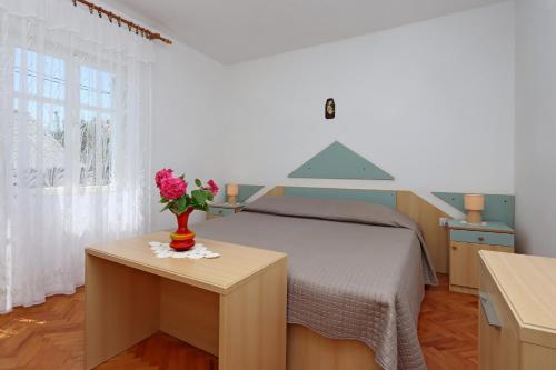 Posteľ alebo postele v izbe v ubytovaní Apartments by the sea Supetarska Draga - Donja, Rab - 15997
