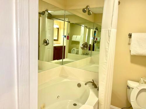 Ένα μπάνιο στο River Place Condos #204 2BD