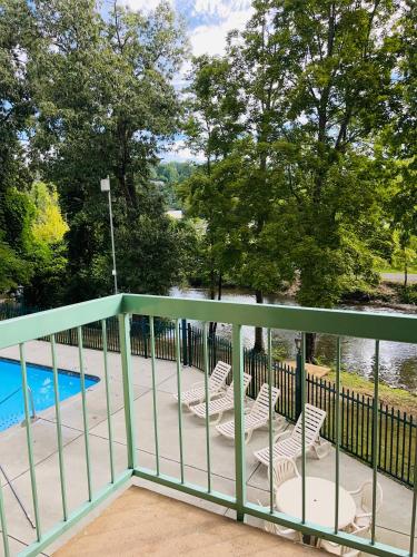 Πισίνα στο ή κοντά στο River Place Condos #204 2BD