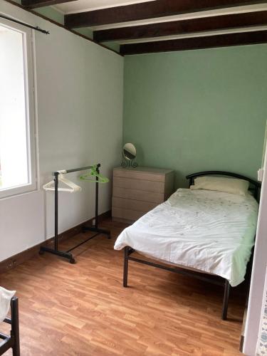 een slaapkamer met een bed en een lamp erin bij Country Homes Gite 2 in Saulgé