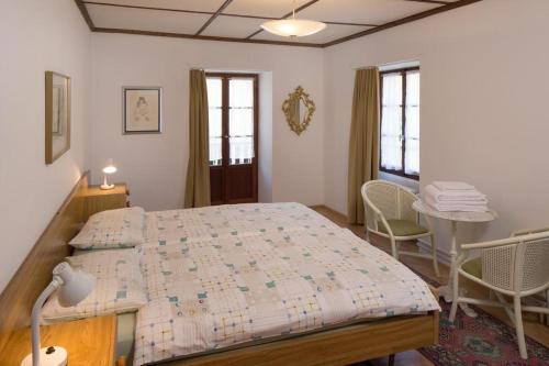Schlafzimmer mit einem Bett, einem Tisch und Stühlen in der Unterkunft Ristorante della Stazione in Tegna
