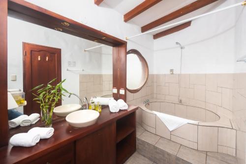 a bathroom with two sinks and a tub at Hostal North Seymour in Puerto Ayora