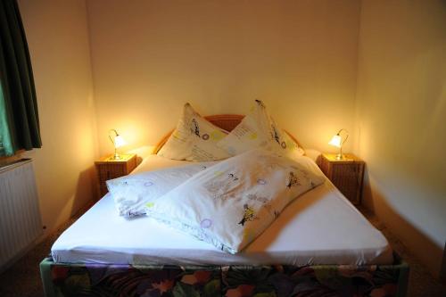 um quarto com uma cama com dois candeeiros em Ferienhof Haberzettl 