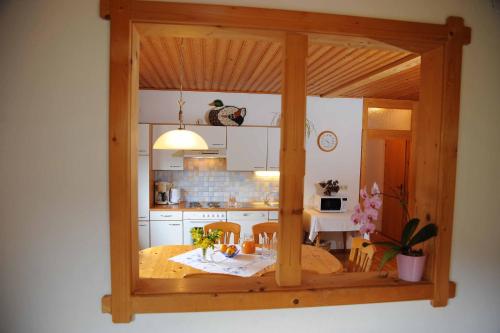 um modelo de uma cozinha com uma mesa num quarto em Ferienhof Haberzettl 