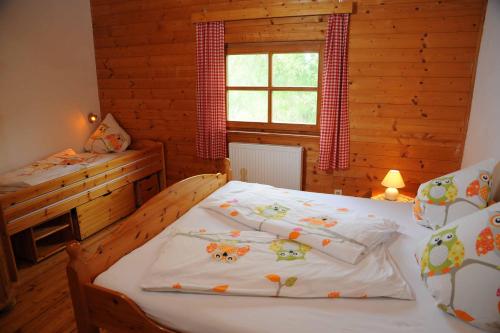 um quarto com 2 camas individuais e uma janela em Ferienhof Haberzettl 