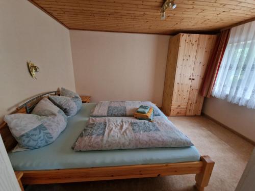 1 dormitorio con 1 cama en una habitación en Bungalow in Canow, en Wustrow