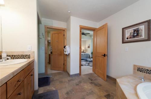 ein Badezimmer mit Waschbecken und Spiegel in der Unterkunft Black Bear 66 in Durango Mountain Resort