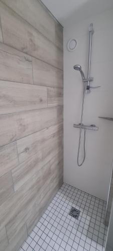 奧特朗的住宿－Le Méaudret，带淋浴的浴室和瓷砖墙