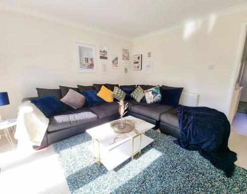 ein Wohnzimmer mit einem Sofa und einem Tisch in der Unterkunft Homely Three Bed Holiday Home in Glasgow in Glasgow