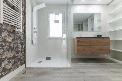 a bathroom with a shower with a sink and a mirror at Fidalsa Majestic in Puente Arce