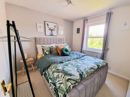 a bedroom with a bed and a window at Homely Three Bed Holiday Home in Glasgow in Glasgow