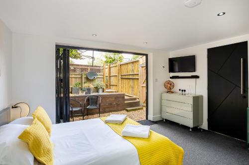 1 dormitorio con 1 cama grande y puerta corredera de cristal en Village Retreat & Hot Tub Nr Bicester Village en Bucknell