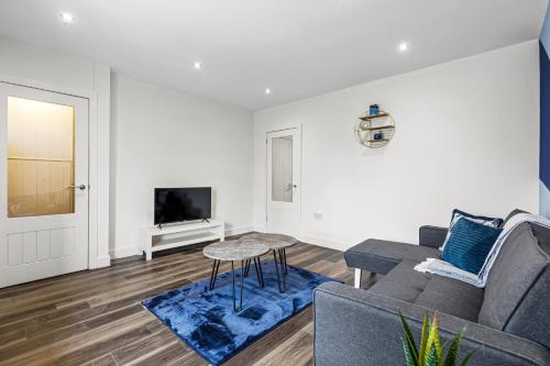 Μια τηλεόραση ή/και κέντρο ψυχαγωγίας στο Walsall - 4 Bedroom House, Wi-Fi, Garden , Sleeps 8 - JRR Stays