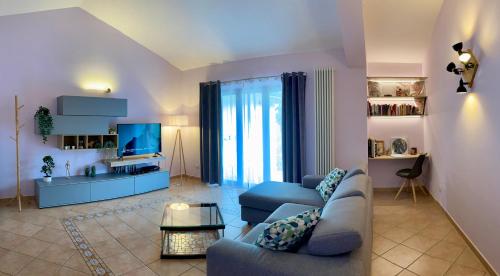 a living room with a couch and a tv at LOVE NEST Abruzzo in Scoppito