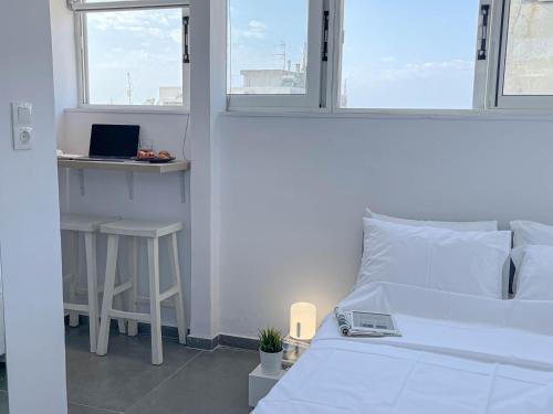 Llit o llits en una habitació de Modern rooftop apartment