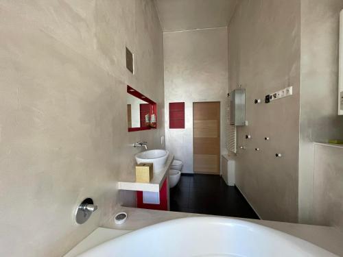 La salle de bains est pourvue d'une baignoire blanche et de toilettes. dans l'établissement TOP 5 Budapest Apartment winner, à Budapest