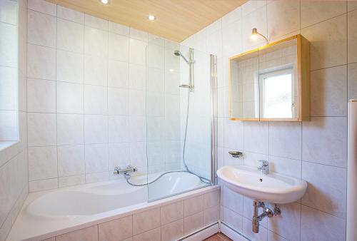 a bathroom with a tub and a sink and a bath tub at Appartement Aqua in Längenfeld
