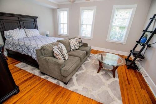 - un salon avec un canapé et un lit dans l'établissement King George Downtown Annapolis Getaway, à Annapolis
