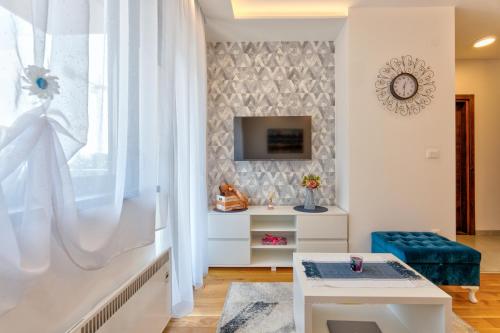 een woonkamer met een tafel en een raam bij Hugo Apartmani Zlatibor in Palisat