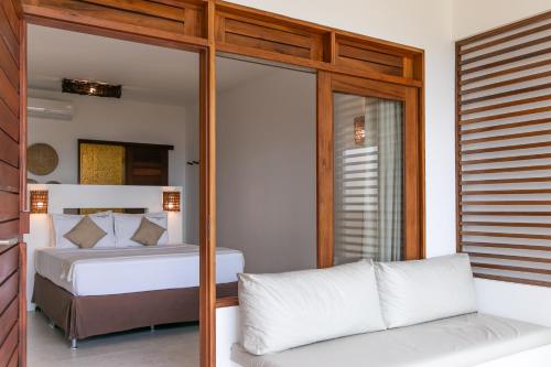 a bedroom with a bed and a couch at Windtown Beach Hotel in Cumbuco