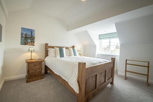ein Schlafzimmer mit einem großen Bett und einem Fenster in der Unterkunft Fairview in Ampleforth