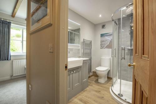 ein Bad mit einem WC, einem Waschbecken und einer Dusche in der Unterkunft Fairview in Ampleforth