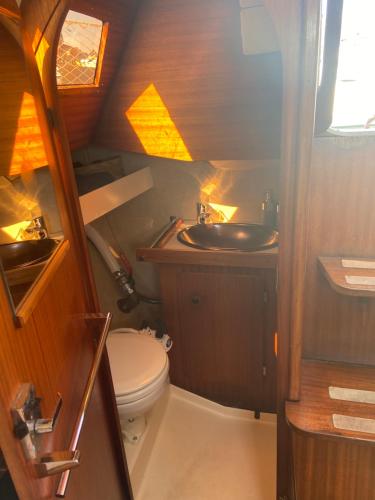 La petite salle de bains est pourvue d'un lavabo et de toilettes. dans l'établissement Mettre les voiles à Deauville, à Deauville