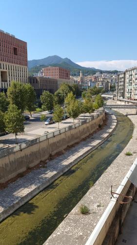 un fiume in una città con edifici di B&B Salerno Urban Suite 57 a Salerno