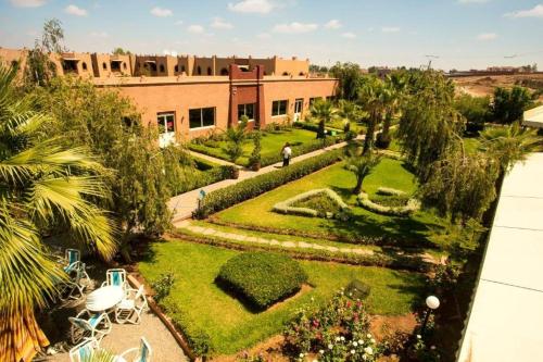 Una vista aérea de un jardín frente a un edificio. en Toubkal appart hotel, en Tahannout