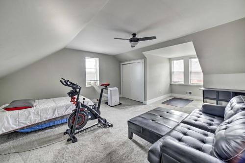 Un dormitorio con una cama y una bicicleta junto a un sofá en Well-Appointed Pittsburgh Home 1 Mi to Dtwn! en Pittsburgh
