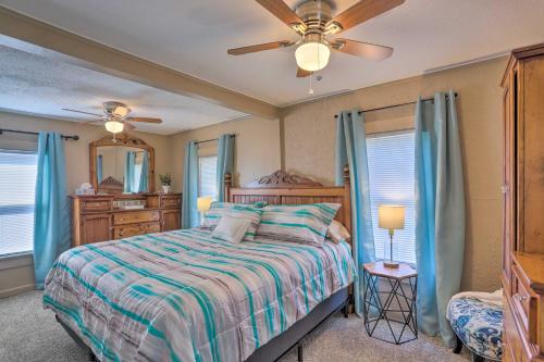 1 dormitorio con 1 cama y ventilador de techo en Lorain Lake Cottage Less Than 1 Mi to Lake Erie Fun!, en Lorain