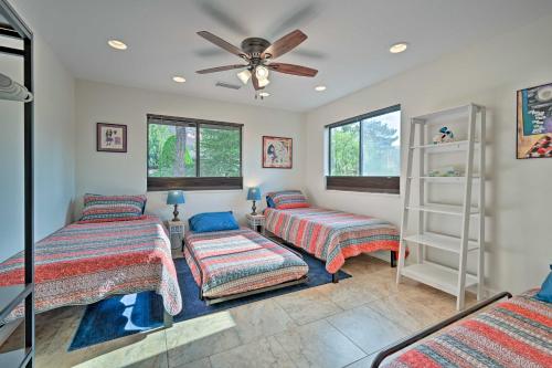 เตียงในห้องที่ Peaceful Sedona Home Red Rock Views and Patio!