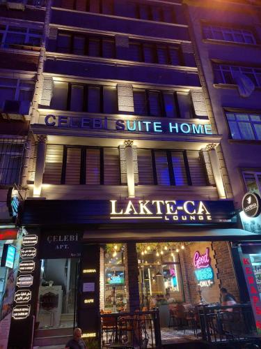 un edificio con un letrero que lee cafeína en casa en Çelebi Suite Home en Estambul