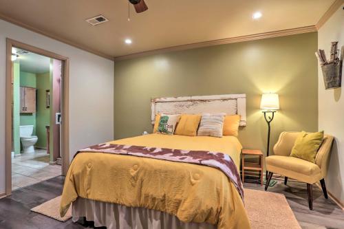 um quarto com uma cama grande e uma cadeira em Colorado Cowboy Cottage 12 Mi to Dtwn Denver em Northglenn