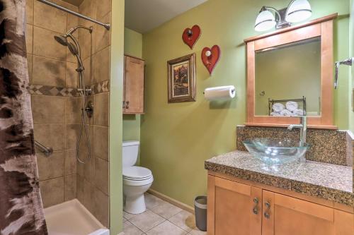 ein Bad mit einem Waschbecken, einem WC und einer Dusche in der Unterkunft Colorado Cowboy Cottage 12 Mi to Dtwn Denver in Northglenn