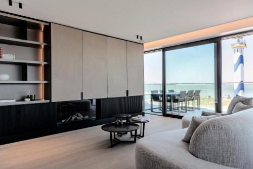 un soggiorno con divano e tavolo di Ostend penthouse beach view private pool a Ostenda