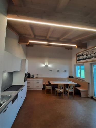kuchnia ze stołem i krzesłami w pokoju w obiekcie Appartement Aqua w Langenfeld