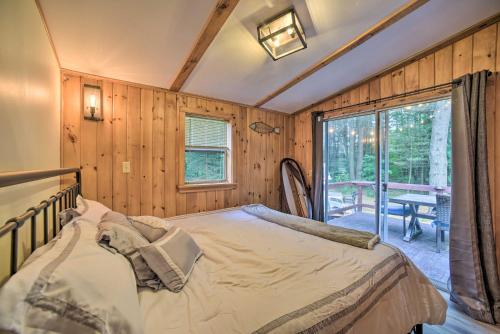 Un dormitorio con una cama y una ventana grande. en Glamping Getaway in Woodstock Lake Campground, en East Berne