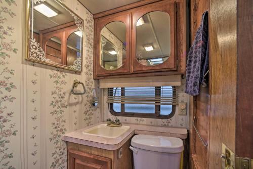 Un baño pequeño con lavabo e inodoro. en Glamping Getaway in Woodstock Lake Campground, en East Berne