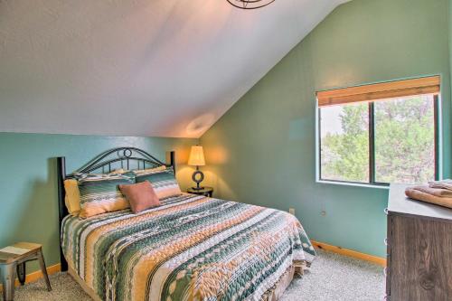 Schlafzimmer mit einem Bett und einem Fenster in der Unterkunft Secluded Show Low Home, Near Hiking Trails! in Show Low