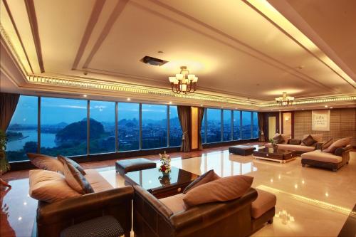 Posezení v ubytování Lijiang Waterfall Hotel Guilin