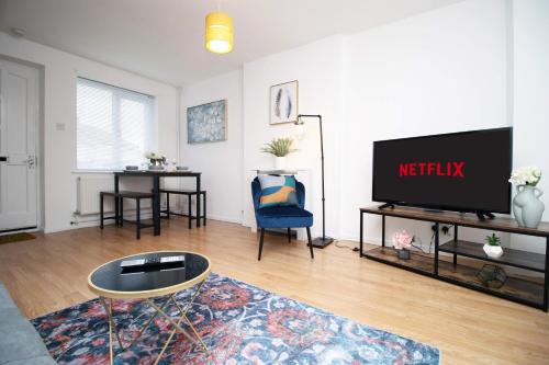 Televisyen dan/atau pusat hiburan di 2Bedroom Home With Free Parking, Wi-Fi and Patio