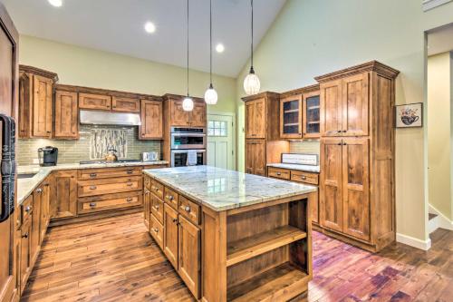 Una cocina o zona de cocina en Cozy Riverside Dahlonega Home with Kayaks and Fire Pit