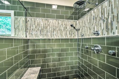 Un baño de Cozy Riverside Dahlonega Home with Kayaks and Fire Pit