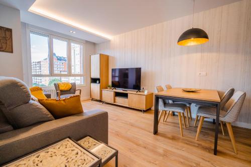 uma sala de estar com um sofá e uma mesa em Cid Campeador I - Apartamentos Burgos Deluxe em Burgos