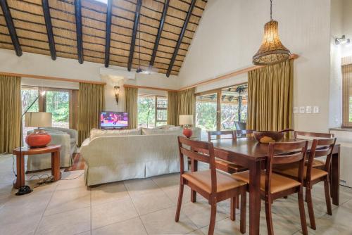 ヘイジービューにあるKruger Park Lodge Unit No. 547のテーブルとソファのあるダイニングルーム