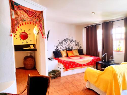 サンタクルス・デ・テネリフェにあるEl Alfarのベッドルーム1室(ベッド1台、壁掛け時計付)