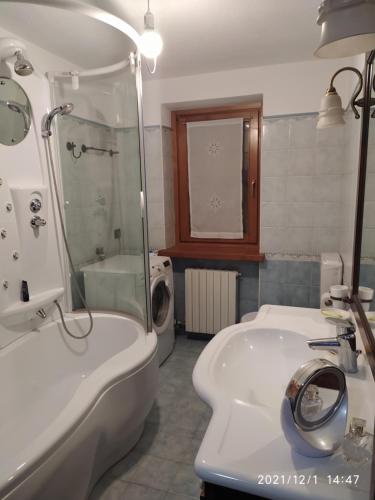 La salle de bains est pourvue d'une baignoire, d'une douche et d'un lavabo. dans l'établissement Maison Vallet CIR VDA-VALTOURNENCHE n 0023, à Valtournenche