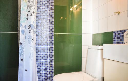 La salle de bains est pourvue d'une douche et de toilettes. dans l'établissement Lovely Home In Mrbylnga With Kitchen, à Mörbylånga